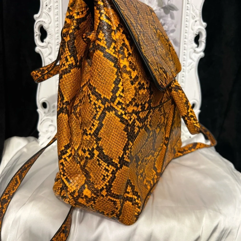 🧡Orange Snake Print faux leather Backpack🧡